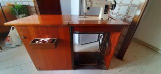 Máquina de coser Singer beige y negra