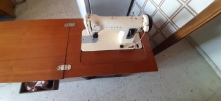 Máquina de coser Singer beige y negra