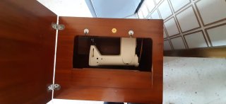 Máquina de coser Singer beige y negra