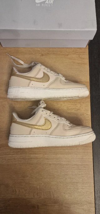 Nike Air Force 1'07 Beige/Oro Talla 35,5(22cm)