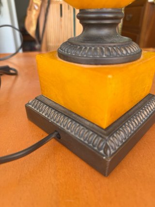 Lámpara de mesa clásica ámbar y metal