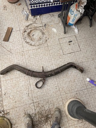 Yugo antiguo de madera y hierro