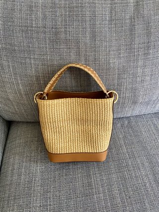 Cartera pequeña tejida y cuero