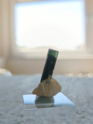 Tormalina verde su matrice