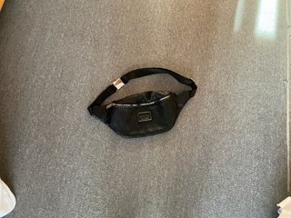 Riñonera Guess Negra