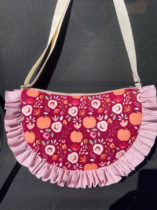 Bolso media luna con volantes