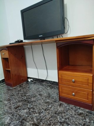 Escritorio de madera con cajones