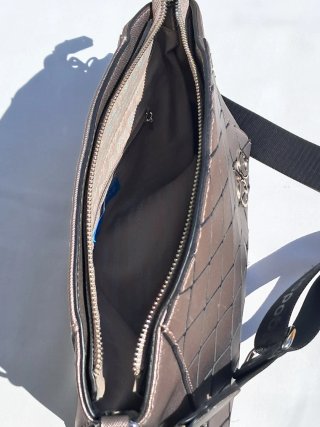 Bolso plateado con diseño de rombos