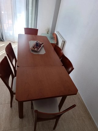Mesa de comedor extensible de madera  con 6 sillas