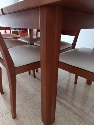 Mesa de comedor extensible de madera  con 6 sillas