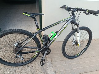 Bicicleta de montaña negra y verde