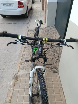 Bicicleta de montaña negra y verde