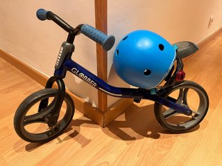 Bici sin pedales Globber + casco (hasta 6/7) años.