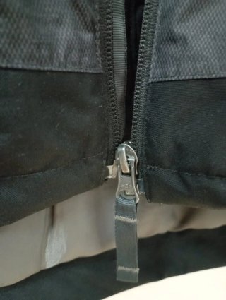 Chaqueta Quechua Negra y Gris con Capucha