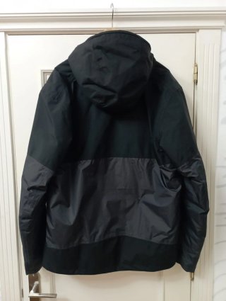 Chaqueta Quechua Negra y Gris con Capucha
