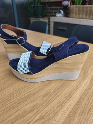 Sandalias de cuña azul con pedrería