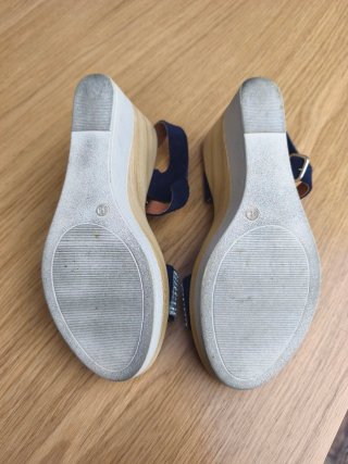 Sandalias de cuña azul con pedrería