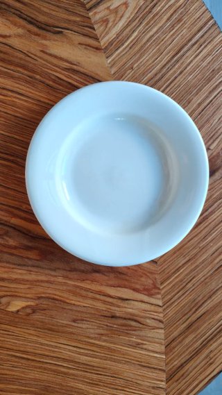 Platos de porcelana blancos