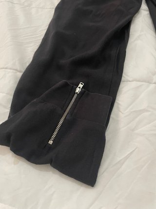 Pantalones Zara negros con cremalleras plateadas