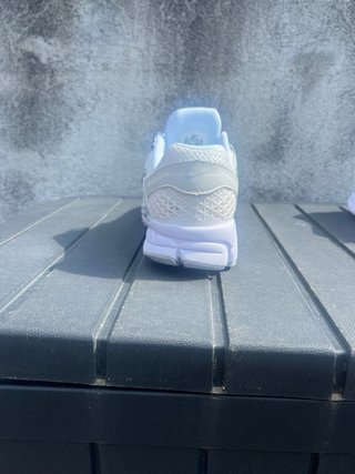 Zapatillas Nike Blancas y Plateadas