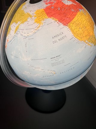 Globo terráqueo iluminado