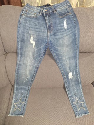 Pantalón vaquero desgastado con estrellas