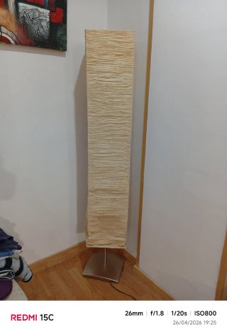 Lámpara de pie alta beige con pulsador