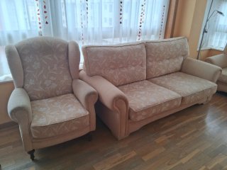 Mueble de salón de madera, dos  sofás y butaca