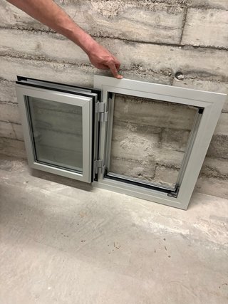 Puerta con Marco y Ventana  de Cristal y Aluminio.