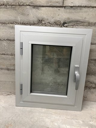 Puerta con Marco y Ventana  de Cristal y Aluminio.
