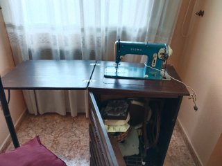 Maquina de coser con mueble