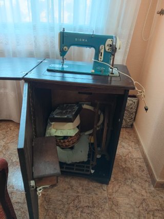 Maquina de coser con mueble