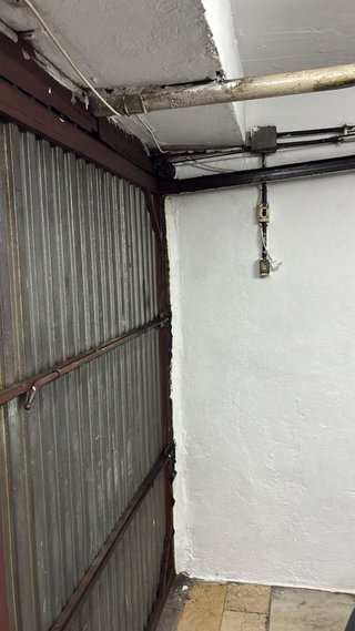 Portón de garaje metálico