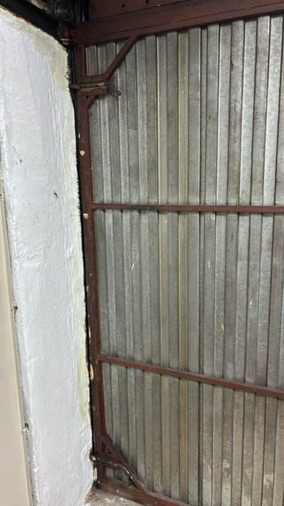 Portón de garaje metálico