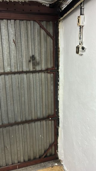 Portón de garaje metálico
