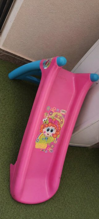 Tobogán infantil rosa con dibujos
