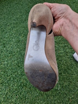 Zapatos de tacón Lopez beige con pedrería