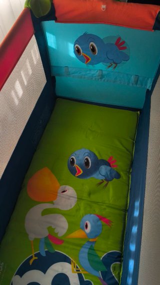 Cuna de viaje plegable con diseño infantil