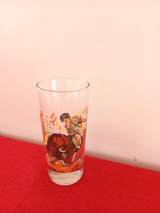 Copo vintage com toureiro e touro