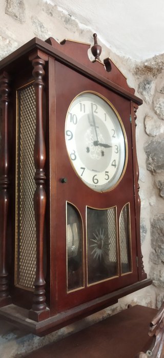 Reloj de pared antiguo de madera
