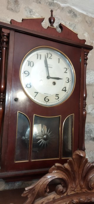 Reloj de pared antiguo de madera