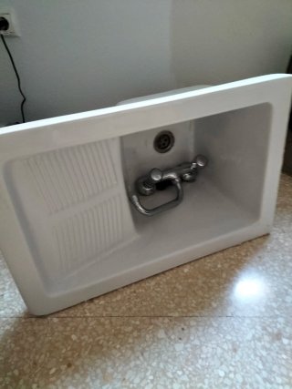 Pila de lavar blanca con grifo
