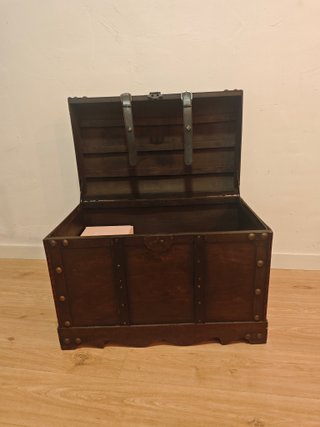 Precioso baúl antiguo de madera y cuero