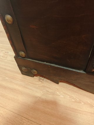 Precioso baúl antiguo de madera y cuero