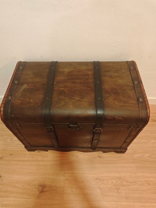 Precioso baúl antiguo de madera y cuero