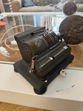 Calculadora Mecánica Vintage IRIS