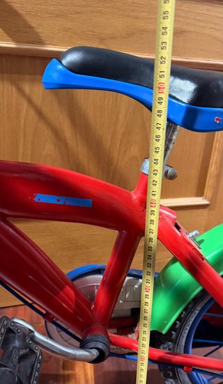 Bicicleta infantil roja y azul