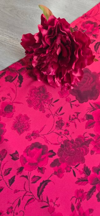 Mantoncillo rojo con flecos y flores y Peonia