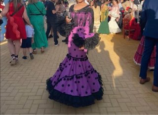 Traje de flamenca morado peso 53 k y mido 1,63 cm