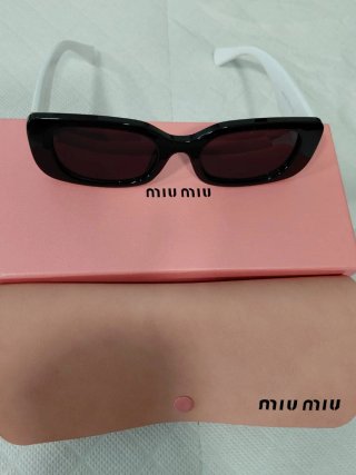 Gafas de sol Miu Miu negras y blancas